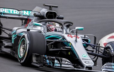 Barcelona, İspanya - 1 Mart 2018: Lewis Hamilton formül bir Test gün Barselona Catalunya pistinde sırasında.