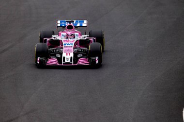 Barcelona, İspanya - 1 Mart 2018: Sergio Perez formül bir Test gün Barselona Catalunya pistinde sırasında.