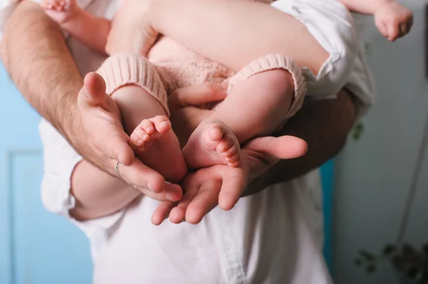 Bebé pies en padre manos — Foto de Stock