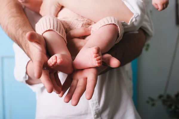 Babyfüße in den Händen des Vaters — Stockfoto