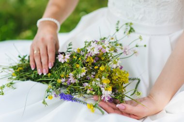 Kır çiçekleri buketi gelin