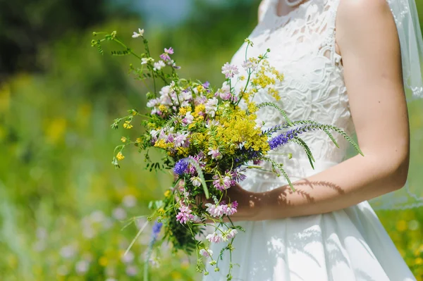 Noiva com um buquê de flores silvestres — Fotografia de Stock