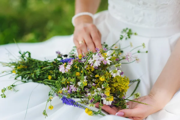 Невеста с букетом полевых цветов — стоковое фото