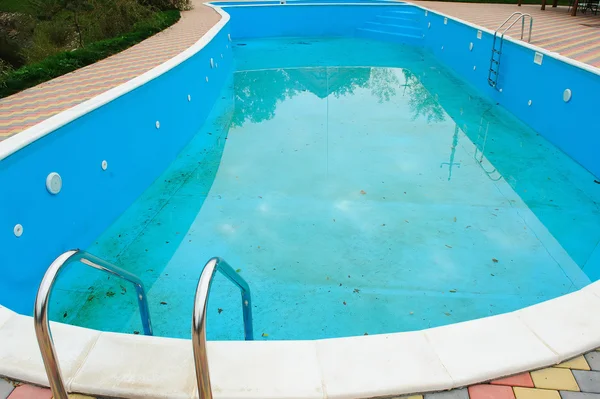 Грязный бассейн на открытом воздухе отеля — стоковое фото