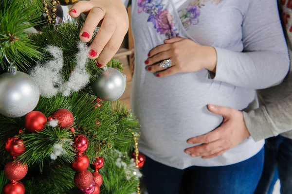 ख्रिसमस ट्री जवळ गर्भवती जोडपे — स्टॉक फोटो, इमेज