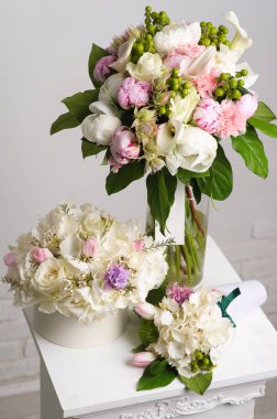 Beyaz peonies buket.