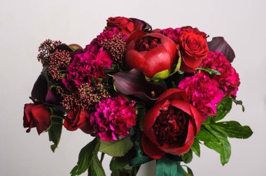 Kırmızı peonies buket.