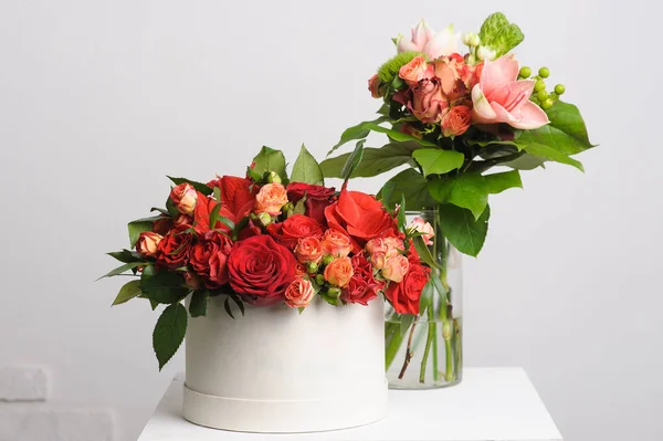 Blomsterarrangemang på bord — Stockfoto