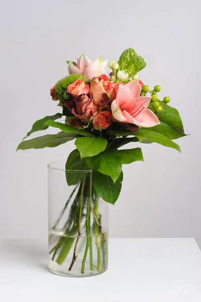 Virágok egy üvegvázában — Stock Fotó