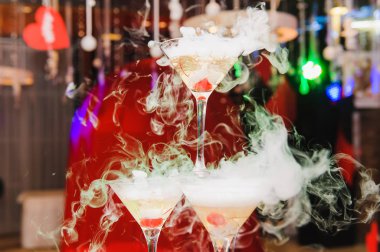 Parti için martini gözlük Piramidi