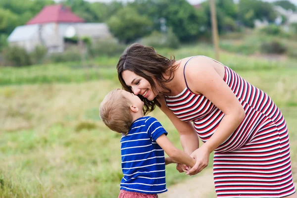 Mujer embarazada besando a su hijo — Foto de Stock