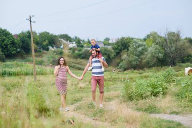 Mutlu Aile yürüyüşe çıktı.