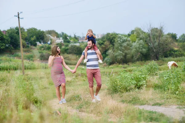 Szczęśliwa rodzina na spacerze — Zdjęcie stockowe