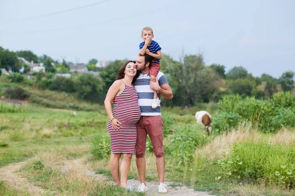 행복 한 임신 가족 수용 — 스톡 사진