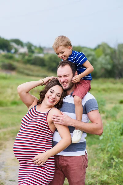 임신 어머니, 아버지 및 그들의 아들 — 스톡 사진