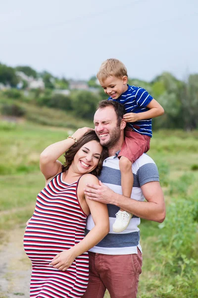 행복 한 가족: 임신 어머니, 아버지와 아들 — 스톡 사진