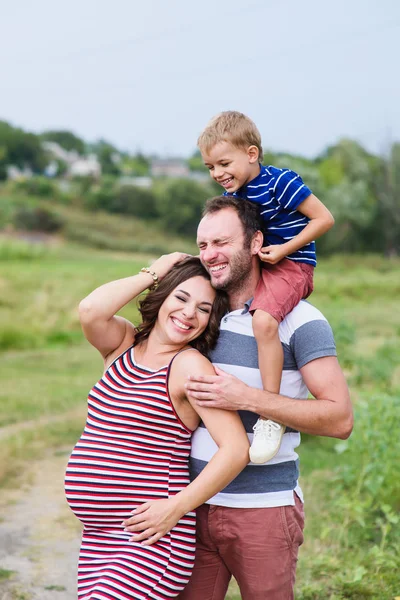 임신한 엄마와 아빠가 그의 어깨에 아들과 함께 — 스톡 사진