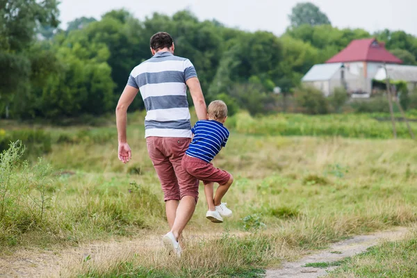 Padre che gioca con suo figlio — Foto Stock