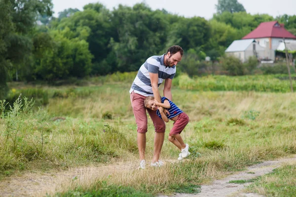 Père jouant avec son fils dans le parc — Photo