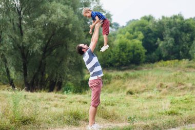 Baba oğlunu yakalamak