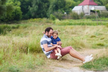 Baba ve oğul birlikte sarılma zamanı harcama