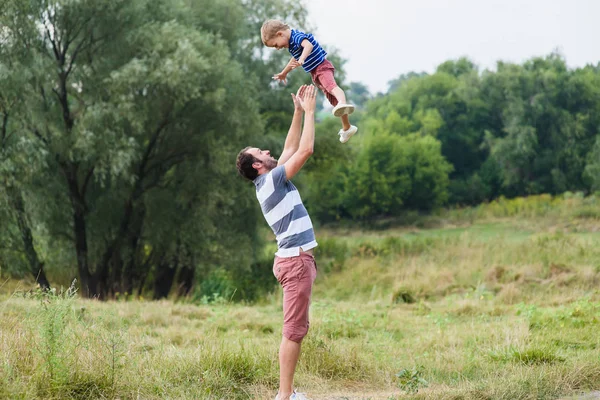 Otec, hází do jeho malého syna — Stock fotografie