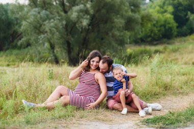 Mutlu hamile aile yürüyüş