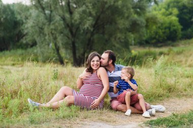Mutlu hamile aile yürüyüş