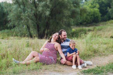 Mutlu hamile aile yürüyüş