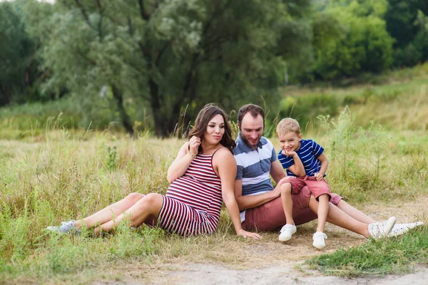 Zwangere familie in afwachting van baby. — Stockfoto