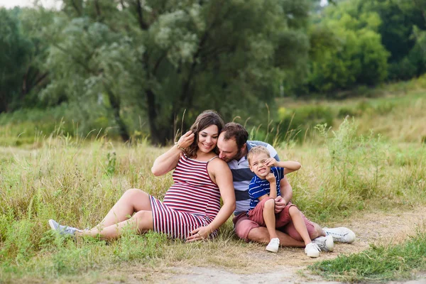 Ευτυχισμένη οικογένεια έγκυος για βόλτα — Φωτογραφία Αρχείου