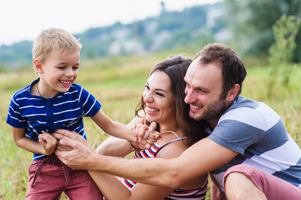 Petit garçon jouant avec ses parents — Photo