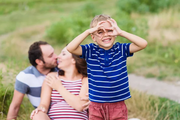 Niño haciendo binoculares fingidos con las manos — Foto de Stock