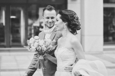 Yürüyen ve uçan bir elbise tutarak lüks gelin