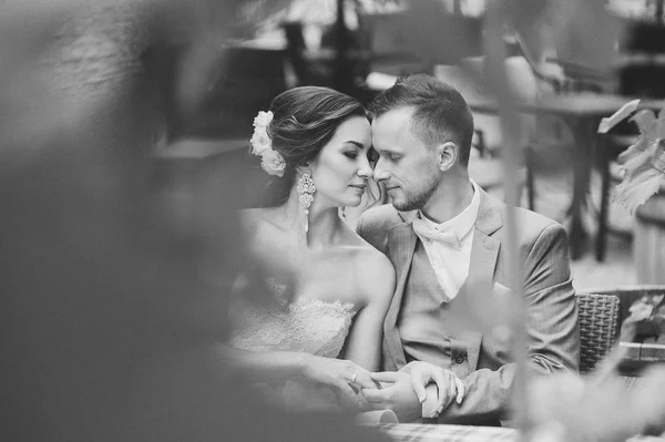 Casal feliz beijando enquanto sentado no café de rua — Fotografia de Stock