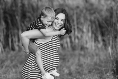 Onun mather omuzlarında oturan çocuk.