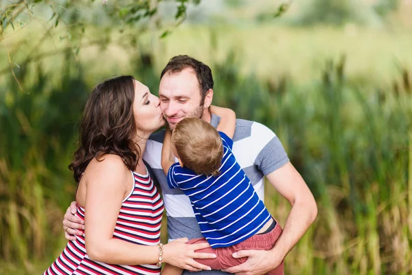 Familia embarazada feliz — Foto de Stock