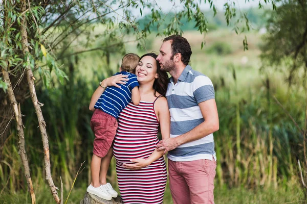 Familia embarazada feliz — Foto de Stock