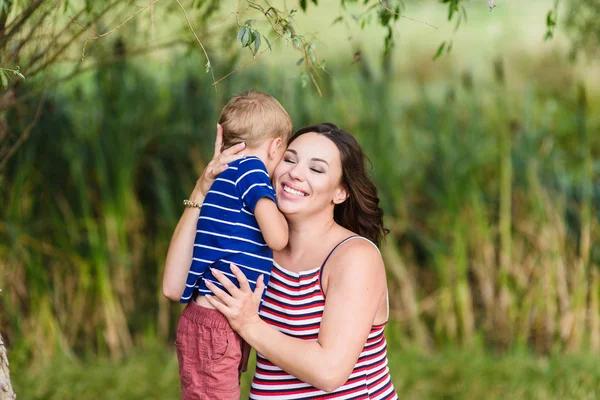 Feliz madre y su hijo abrazándose — Foto de Stock