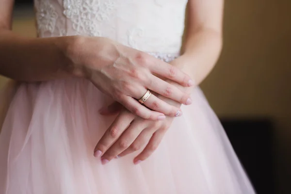 Noivas mãos no vestido de casamento branco bonito . — Fotografia de Stock
