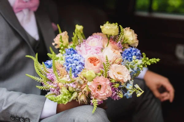 Bruidegom met boeket in de bruiloft auto — Stockfoto