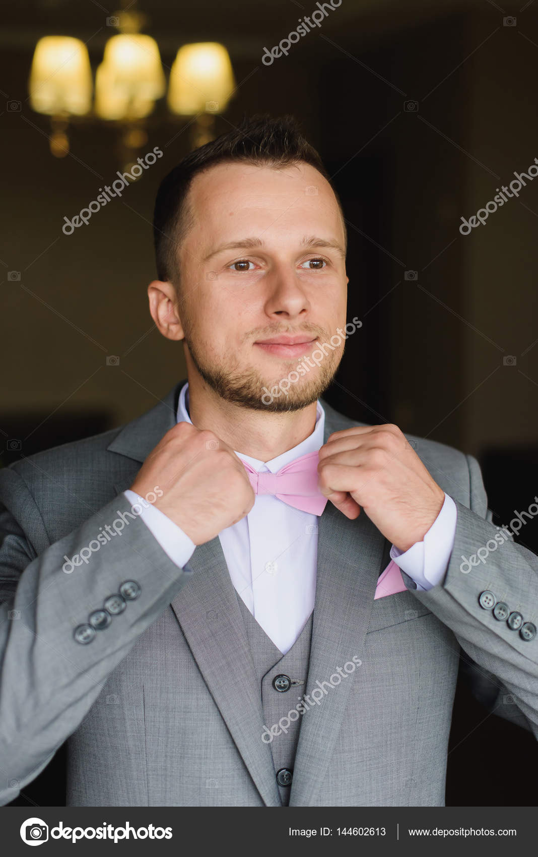 Jeune Homme Pansement Pour Célébration De Mariage