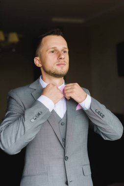 Adam onun papyon ayarlar