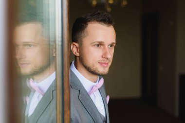 Damat siluet penceresinde.