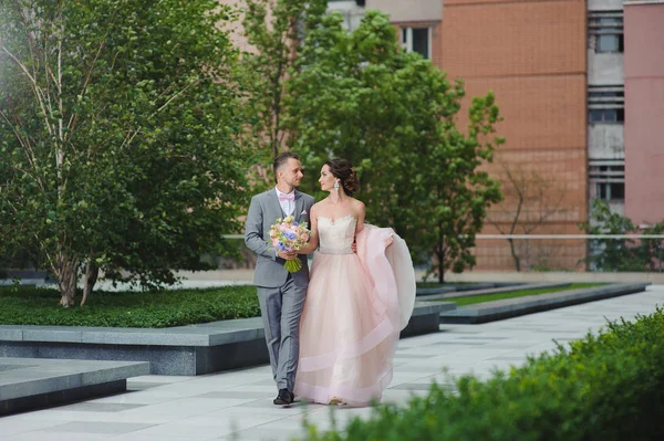 Pareja caminando de la mano, mirándose el uno al otro —  Fotos de Stock