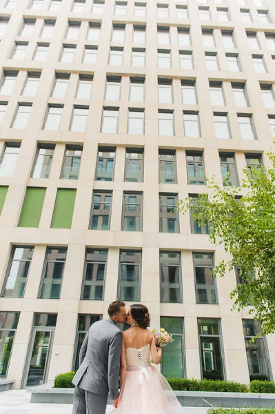 Voltar vista beijando e abraçando casal ao ar livre — Fotografia de Stock