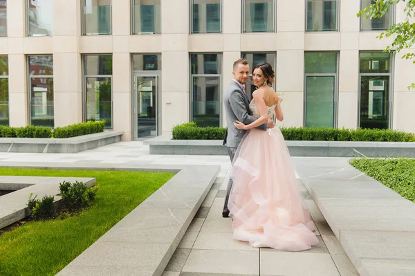 Retrato de un recién casados felices —  Fotos de Stock