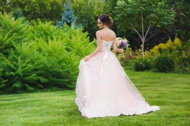 park içinde güzel bir gelin