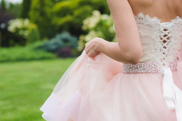 Noiva em um vestido rosa das costas . — Fotografia de Stock