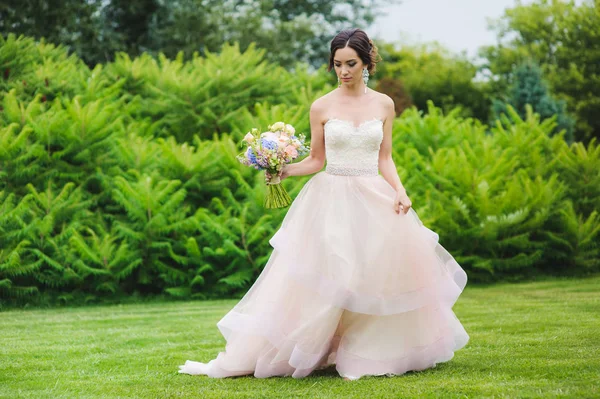 Beautiful bride in park — Stock Photo, Image